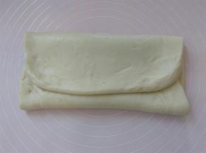 像叠被子那样叠成3折的面皮，步骤9和步骤10重复3次