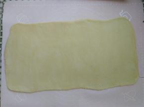 最后擀成一张大的饼皮