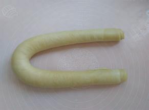 面皮从下往上卷成一个长条的面团，为了方便拍照，我放成了U型