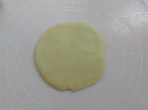 取一个面团压扁