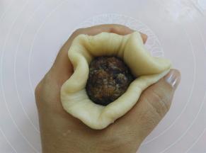 像包包子一样把玫瑰花馅儿包进去