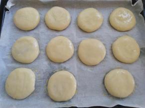 所有的面团包馅以后放烤盘里轻轻压扁，刷上一层蛋液，同时预热烤箱160度