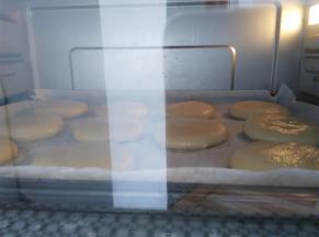 整盘面饼放入烤箱160度烤40分钟，上色后及时加盖锡纸