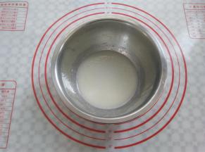 准备一只干净的小盆，依次放入水，奶粉，糖10克，植物油，用手动打蛋器快速搅拌到盆内液体完全乳化