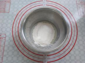 加入过筛的低筋面粉