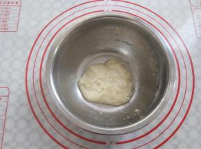 十字切拌手法拌匀，不要画圈搅拌，容易起筋