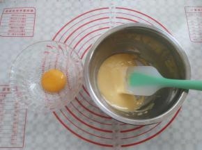 分2次加入蛋黄，拌匀后再加入另外一个蛋黄