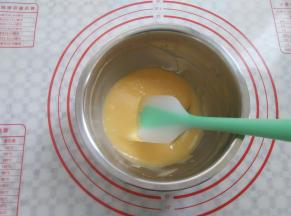 蛋黄糊搅拌好，放一边备用