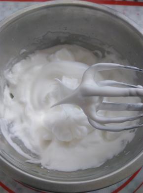 打发蛋白，25克糖分3次加入，打发到偏干性，提起打蛋头蛋白霜是小而尖的状态，蛋白打发好后马上预热烤箱150度