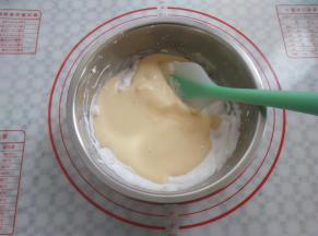 把蛋黄糊倒回装有蛋白的盆里，继续同样手法翻拌均匀