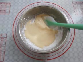 把蛋黄糊倒回装有蛋白的盆里，继续同样手法翻拌均匀