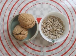准备2个核桃和已经去壳的葵花籽仁