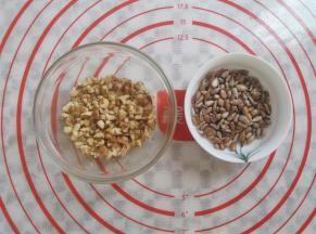 烤箱150度烤5分钟，建议分开烤，核桃弄成小颗粒