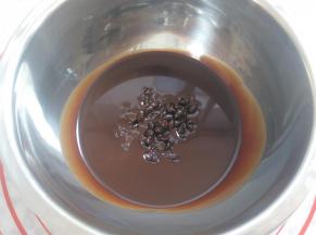 巧克力酱里加入耐烤巧克力隔水融化（我用的好时巧克力酱比较稀，如果用比较浓稠的巧克力酱可以不用再加巧克力）