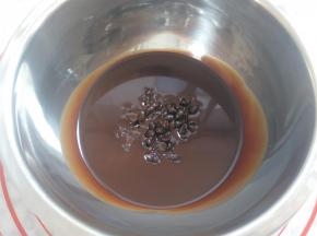 巧克力酱里加入耐烤巧克力隔水融化（我用的好时巧克力酱比较稀，如果用比较浓稠的巧克力酱可以不用再加巧克力）
