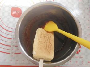 小蛋糕脱模以后在一段插入小木棍，放入巧克力酱里滚一下