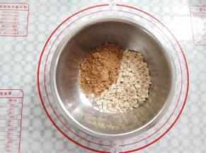 取一只干净的盆子，倒入燕麦片和红糖粉，混合均匀