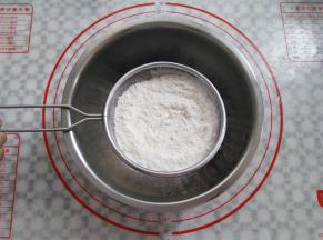 加入过筛的低筋面粉和小苏打粉