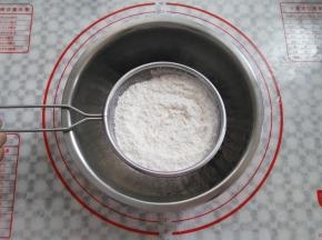 加入过筛的低筋面粉和小苏打粉