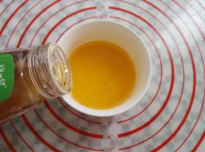 黄油隔水融化，倒入蜂蜜