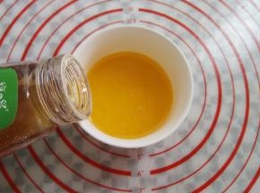 黄油隔水融化，倒入蜂蜜