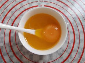 加入鸡蛋，混合均匀