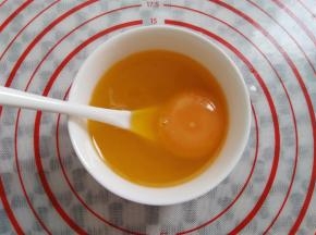 加入鸡蛋，混合均匀