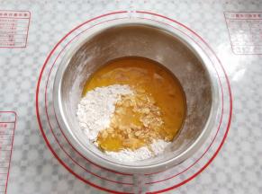 步骤5的材料倒入面粉盆里