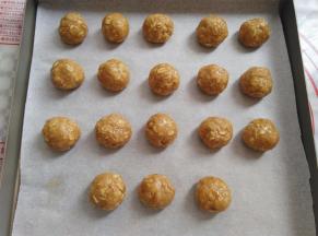 戴上一次性手套把面团抓成球，搓圆一点。同时预热烤箱160度