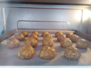 放入烤箱中层，上下火160度烤35分钟