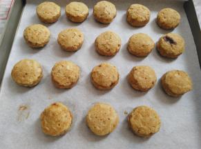 烤到半程的时候拿出来稍微按扁一点。再继续烤到预设时间结束