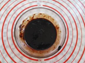 30克好时巧克力酱里加入30克耐烤巧克力融化。如果用的比较浓稠的巧克力酱就不用加巧克力了