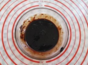 30克好时巧克力酱里加入30克耐烤巧克力融化。如果用的比较浓稠的巧克力酱就不用加巧克力了
