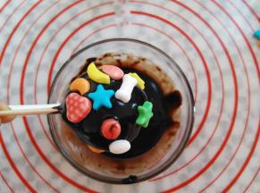 表面放上喜欢的糖果，我顺手用了孩子的彩色糖果