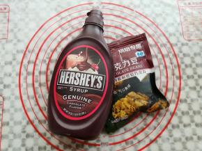 准备要用的好时巧克力酱和耐烤巧克力