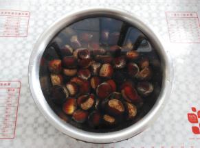 板栗泡水清洗一下，浮起来的坏板栗扔掉