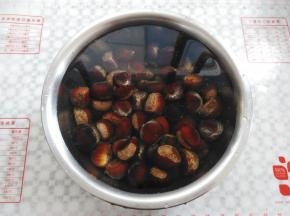 板栗泡水清洗一下，浮起来的坏板栗扔掉