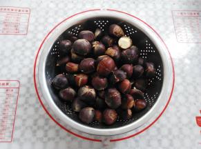 板栗沥干水份后用菜刀或者剪刀划开小口