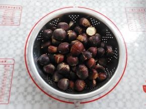 板栗沥干水份后用菜刀或者剪刀划开小口