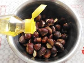 板栗中加入食用油