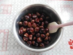 把板栗跟食用油混合混匀
