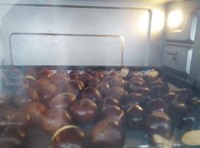 烤箱200℃预热后，中层，上下火200℃烤20分钟