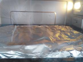 在烤盘上加盖锡纸继续烤10分钟