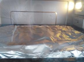 在烤盘上加盖锡纸继续烤10分钟