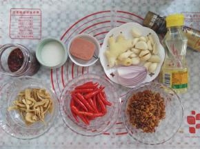 把配方中所有的材料全部洗干净，控干水分，逐一称出来（生抽和料酒摆不下没拍）