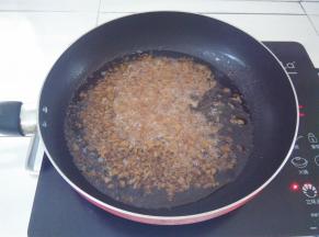 烧热油锅，大概5分热冒小泡，放入虾米炸1-2分钟，保持小火，不要炸焦了