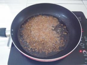 烧热油锅，大概5分热冒小泡，放入虾米炸1-2分钟，保持小火，不要炸焦了