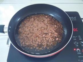 加入火腿肠丁，继续炸2分钟，慢慢翻动一下，避免糊底