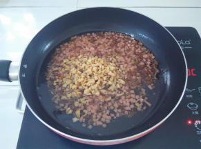 加入萝卜干粒，炸2分钟，每次放材料的时候把火调小，避免油溅出来