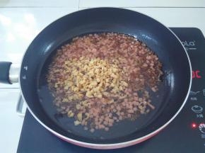 加入萝卜干粒，炸2分钟，每次放材料的时候把火调小，避免油溅出来